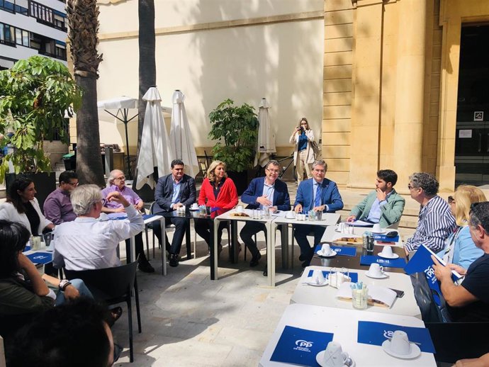 El candidato del PP a la Alcaldía de Murcia, José Ballesta, mantiene una reunión sectorial con representantes del ámbito cultural, como diseñadores, fotógrafos, actores, productores audiovisuales, músicos y profesionales de las artes escénicas y plástic