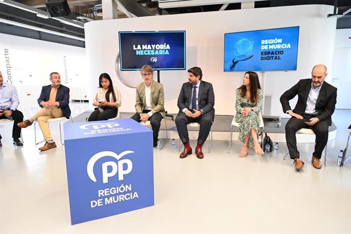 El candidato a la presidencia de la Comunidad Autónoma por el Partido Popular de la Región de Murcia, Fernando López Miras, en un encuentro con empresas tecnológicas emergentes e  innovadoras