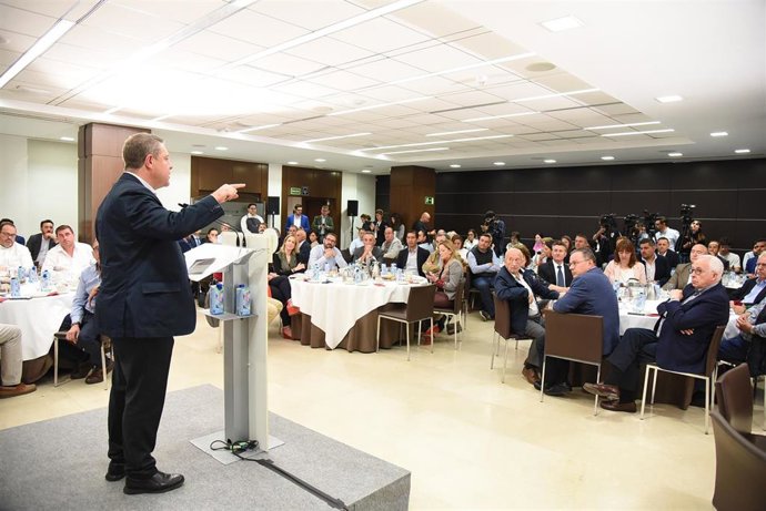 El candidato del PSOE a la Presidencia de la Junta, Emiliano García-Page, en Valdepeñas.