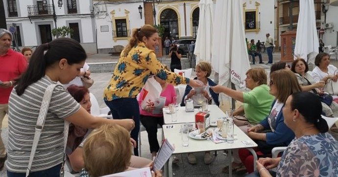 La alcaldesa y candidata a la reelección por el PSOE a la Alcaldía de Valverde del Camino (Huelva), Syra Senra, durante un reparto electoral.