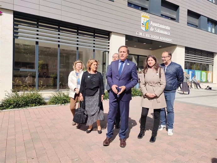 El candidato del PP a la Alcaldía de Salamanca, Carlos García Carbayo, junto a integrantes de su equipo en su visita al CMI Victoria Adrados