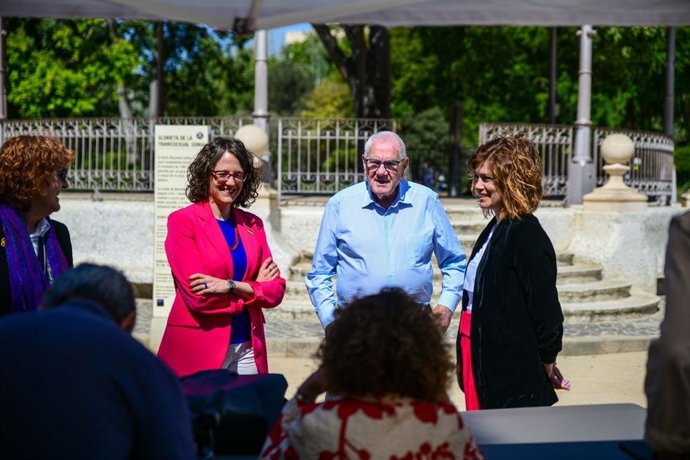 El candidat d'ERC a l'alcaldia de Barcelona, Ernest Maragall, al costat de la candidata Elisenda Alamany i la consellera Tnia Verge