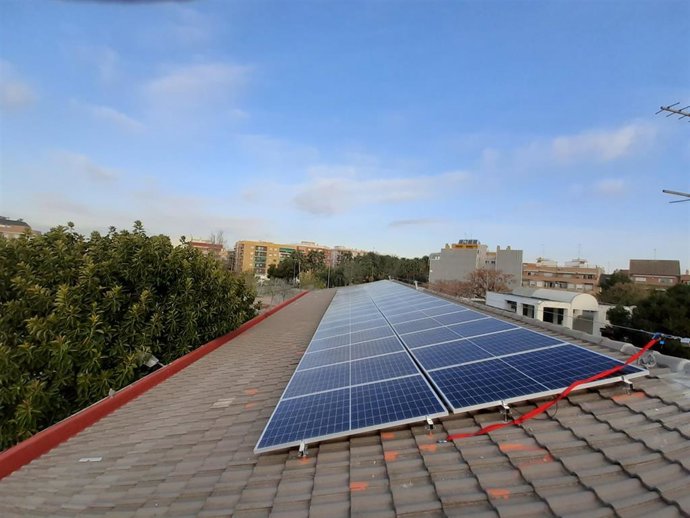Paneles solares en la cubierta de un edificio.
