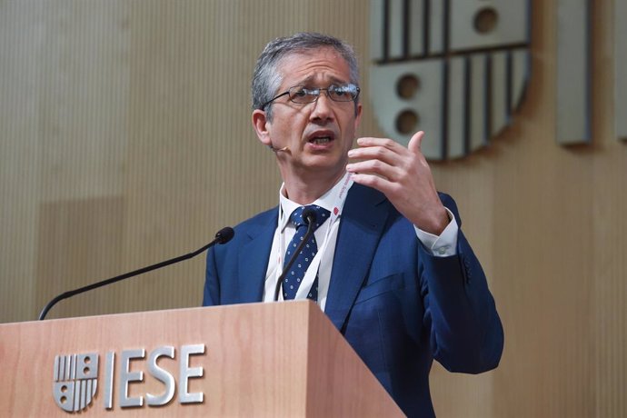 El gobernador del Banco de España, Pablo Hernández de Cos, interviene durante la segunda jornada del 18 encuentro del sector bancario, a 17 de mayo de 2023, en Madrid (España).