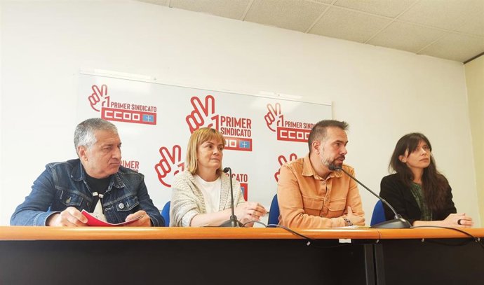 La candidatura de Podemos junto al secretario de CCOO, José Manuel Zapico.