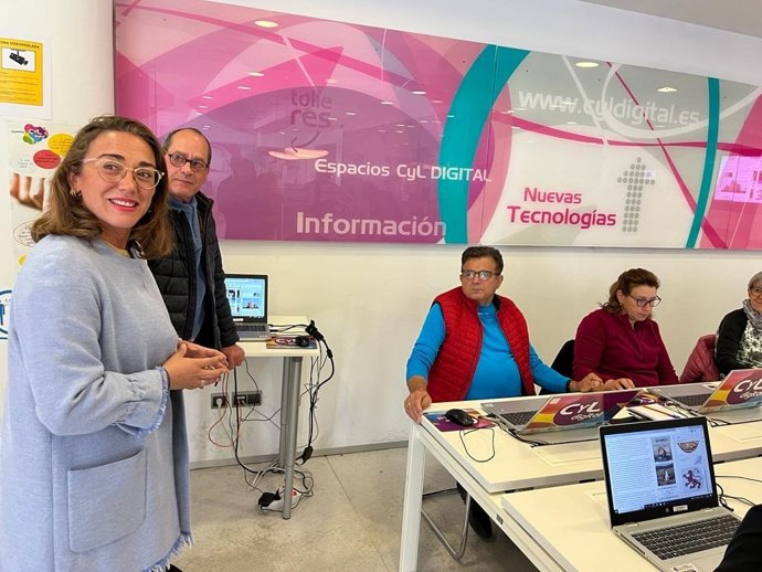 La consejera de Movilidad y Transformación Digital, María González Corral, ha visitado hoy el Espacio CyL Digital de León, con motivo de la celebración del Día Internacional de Internet.