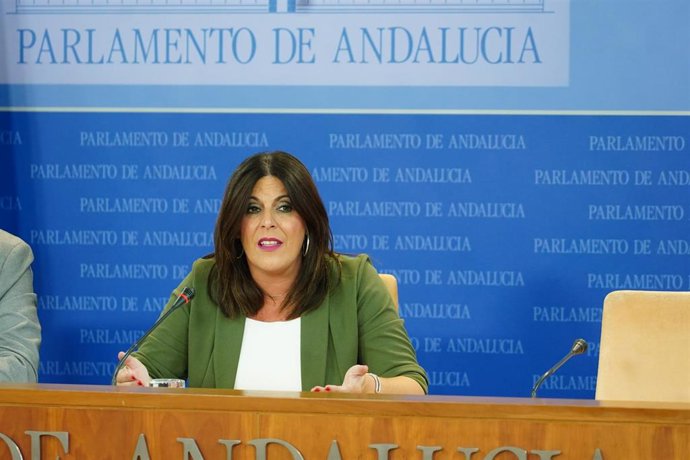 La portavoz del grupo parlamentario PSOE-A, Ángeles Férriz, durante la rueda de prensa. A 17 de mayo de 2023, en Sevilla (Andalucía, España). Los portavoces de los grupos políticos comparecen de forma periódica en rueda de prensa previas al Pleno del Pa