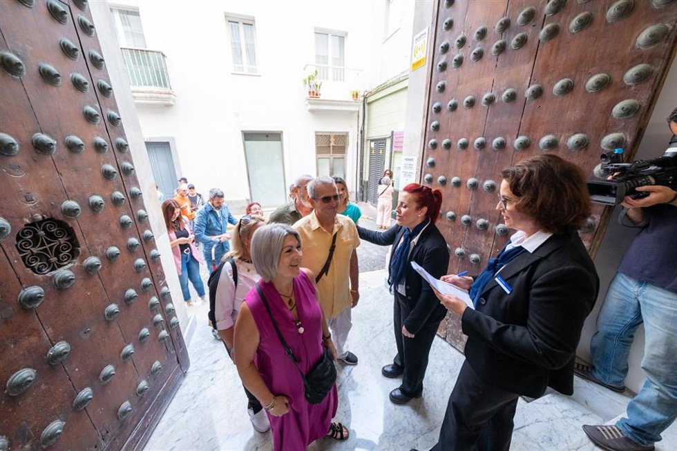 El público accediendo a la Casa del Carnaval de Cádiz en el día de su inauguración