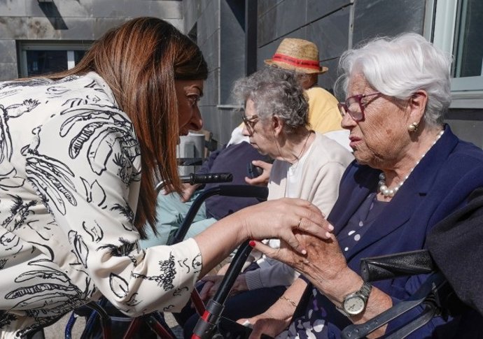 La presidenta del Partido Popular y candidata a presidir Cantabria, María José Sáenz de Buruaga, en la residencia Virgen del Faro