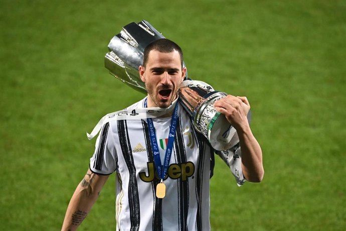 Archivo - 20 January 2021, Italy, Reggio Emilia: Juventus player Leonardo Bonucci celebrates with the trophy after winning the Italian Super Cup 