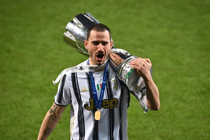 Archivo - 20 January 2021, Italy, Reggio Emilia: Juventus player Leonardo Bonucci celebrates with the trophy after winning the Italian Super Cup (Supercoppa Italiana) 2020-21 final match against Napoli at Mapei Stadium. Photo: Massimo Paolone/LaPresse v