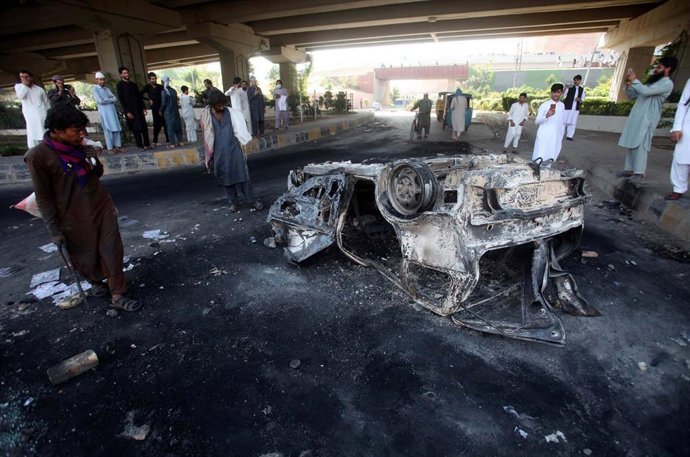 Un vehículo incendiado tras una protesta de seguidores del ex primer ministro Imran Jan tras su detención en Pakistán