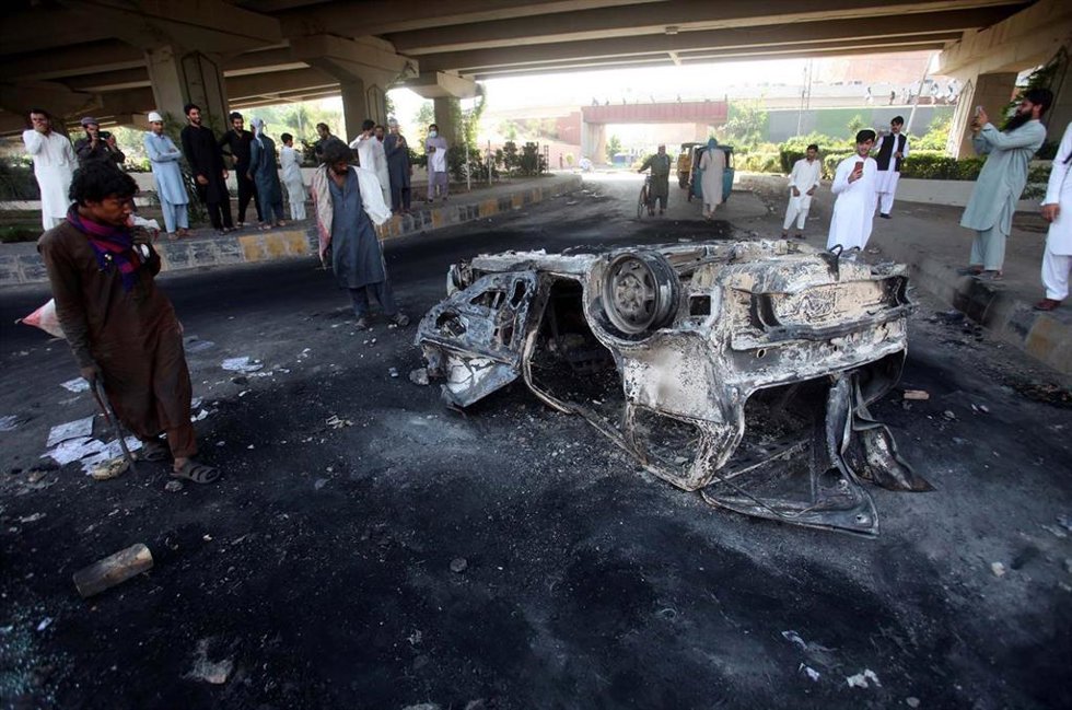 Un vehículo incendiado tras una protesta de seguidores del ex primer ministro Imran Jan tras su detención en Pakistán