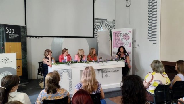 La portavoz de Adelante Andalucía, Teresa Rodríguez, junto a la candidata a la Alcaldía de Sevilla, Sandra Heredia, este martes en la capital.