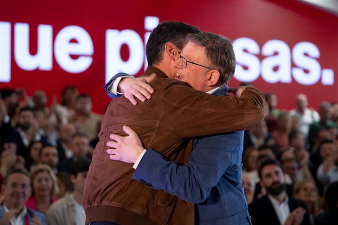 Archivo - El secretario general del PSOE y presidente del Gobierno, Pedro Sánchez (d), y el presidente de la Generalitat, Ximo Puig, se saludan durante la clausura de la Conferencia Municipal del PSOE, en la Ciudad de las Artes y las Ciencias