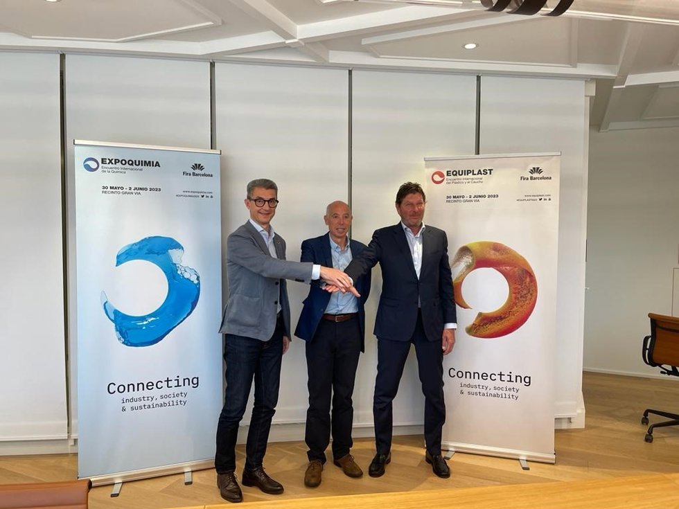 Carles Navarro, Xavier Pascual y Bernd Roegele en la presentación de Expoquimia y Equiplast en Casa Seat de Barcelona.
