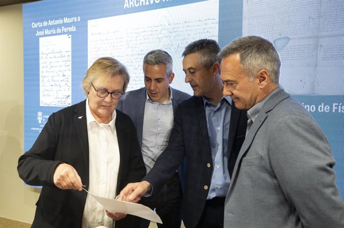 El vicepresidente y consejero de Universidades, Igualdad, Cultura y Deporte, Pablo Zuloaga, presenta en rueda de prensa los documentos donados al Archivo Histórico Provincial de Cantabria.