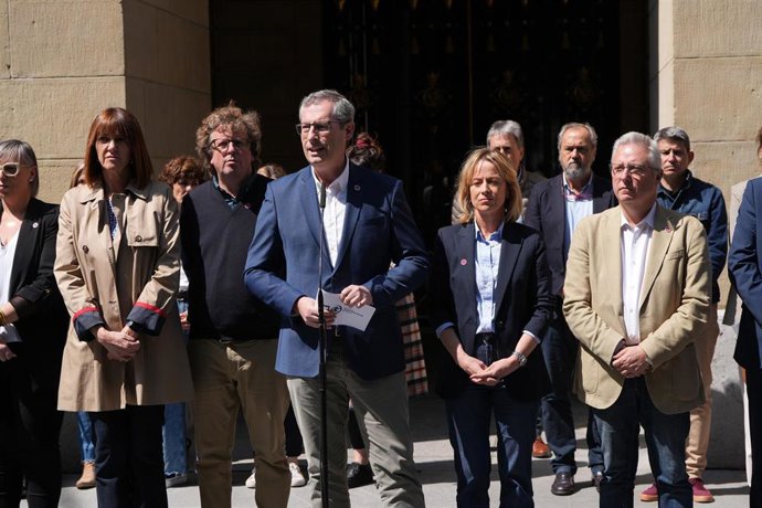 El diputado general de Gipuzkoa, Markel Olano, interviene durante una concentración como muestra de repulsa y condena por el asesinato de una mujer en Orio, frente a la Diputación de San Sebastián, a 17 de mayo de 2023, en Donostia