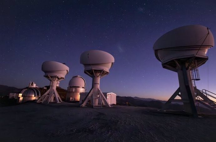 El conjunto BlackGEM, compuesto por tres nuevos telescopios ubicados en el Observatorio La Silla de ESO, ha comenzado a operar. Esta fotografía muestra las tres cúpulas abiertas de los telescopios BlackGEM bajo un impresionante cielo nocturno en La Sill