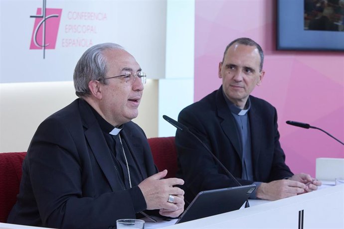 El secretario general de la Conferencia Episcopal Española (CEE), Francisco César García Magán y el director de medios de la CEE, José Gabriel Vera, intervienen durante una rueda de prensa.