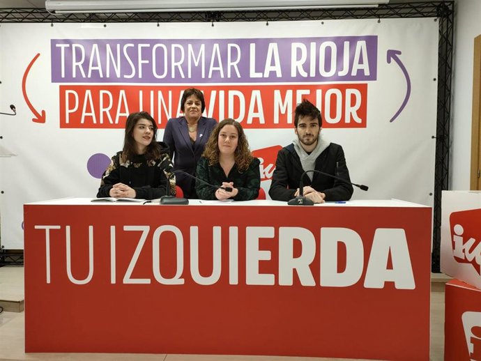 La candidata de Podemos IU a la Presidencia del Gobierno, Henar Moreno,acompañada de jóvenes de la formación