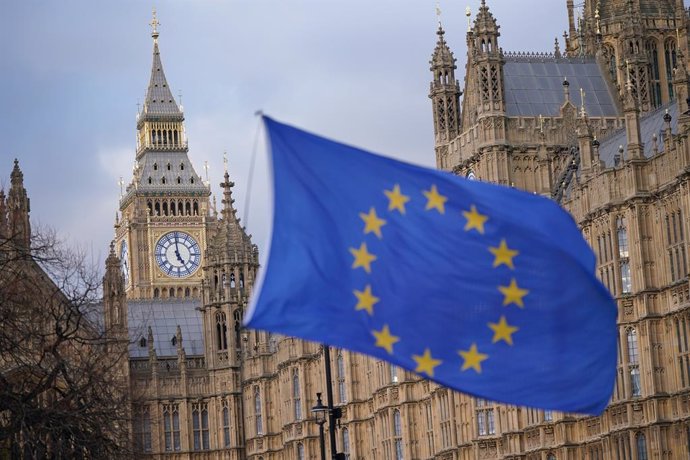Archivo - 27 February 2023, United Kingdom, London: A European Union flag flies in front of the Houses of Parliament in Westminster, London, following the announcement that European Commission President Ursula von der Leyen and UK Prime Minister Rishi S