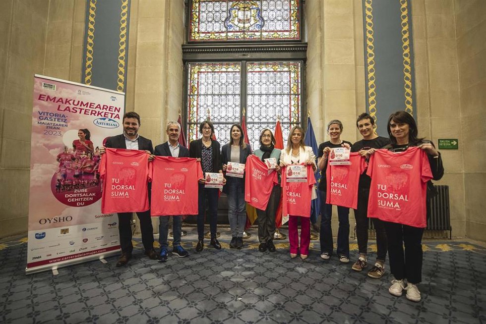 Archivo - Más de 3.000 corredoras participarán este domingo en la Carrera de la Mujer en Vitoria.