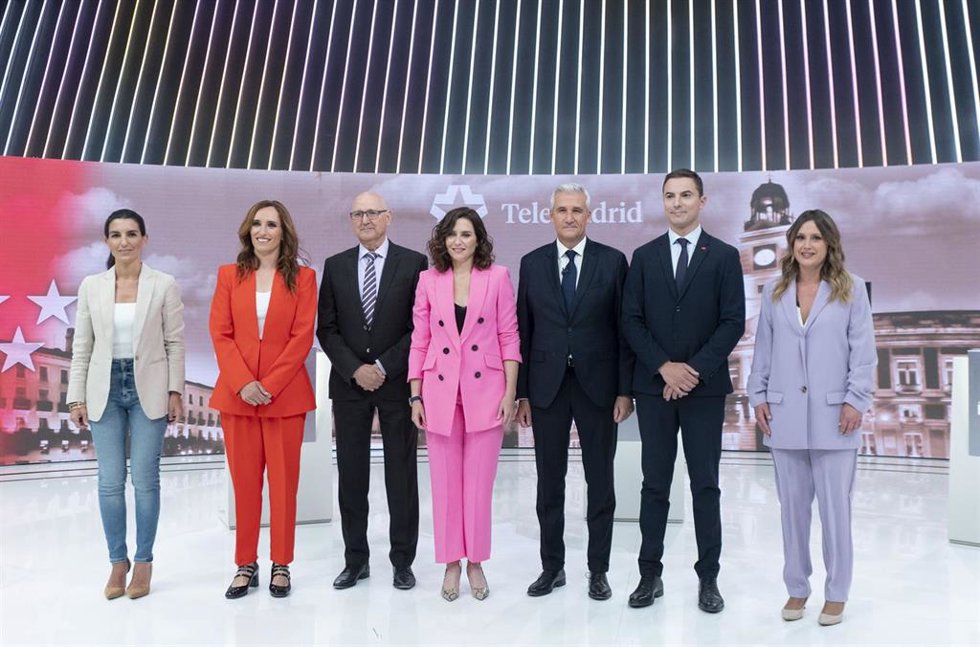 (I-D) La candidata de Vox a la Presidencia de la Comunidad de Madrid, Rocío Monasterio, la candidata de Más Madrid a la Presidencia de la Comunidad de Madrid, Mónica García, el director de informativos de Telemadrid, José Antonio Álvarez Gundín, la pres