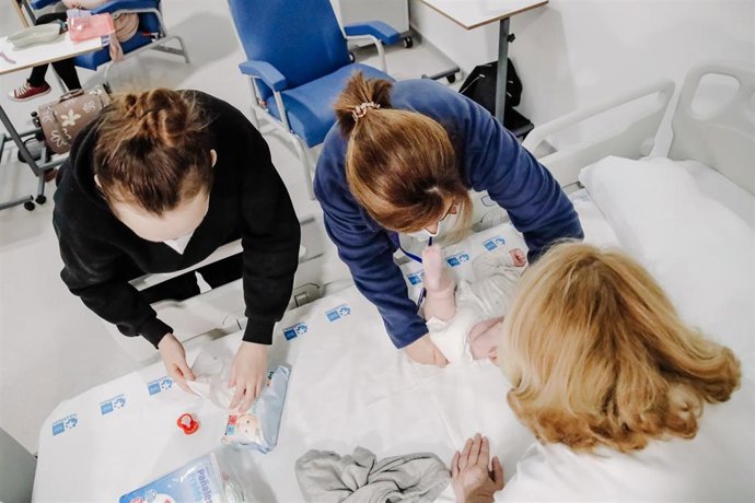 Archivo - Sanitarias atienden a un bebé  