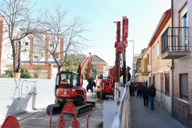 Archivo - Derribo de las viviendas afectadas por la inestabilidad de los terrenos de la construcción de la línea 7B de Metro de San Fernando de Henares, a 14 de marzo de 2023, en San Fernando de Henares, Madrid (España)
