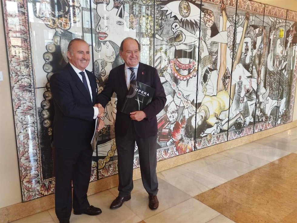 El director general adjunto de Banco Sabadell, Pablo Junceda, y elpresidente de la Fundación Ópera de Oviedo, Juan Carlos Rodríguez-Ovejero.