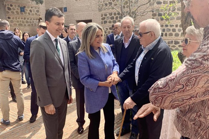 La alcaldesa de Toledo, Milagros Tolón, con el ministro de Industria.