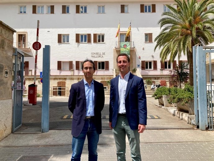 El presidente del PP de Mallorca y candidato al Consell, Lloren Galmés (d), en el IMAS.