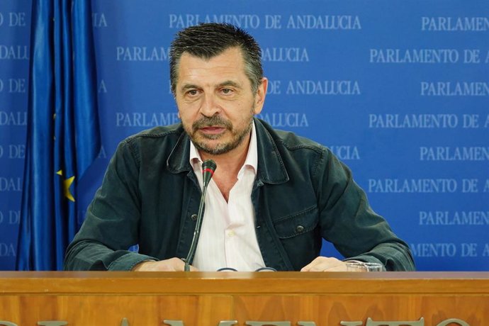 El portavoz del grupo parlamentario PP-A, Toni Martín, durante la rueda de prensa. A 17 de mayo de 2023, en Sevilla (Andalucía, España). Los portavoces de los grupos políticos comparecen de forma periódica en rueda de prensa previas al Pleno del Parlame