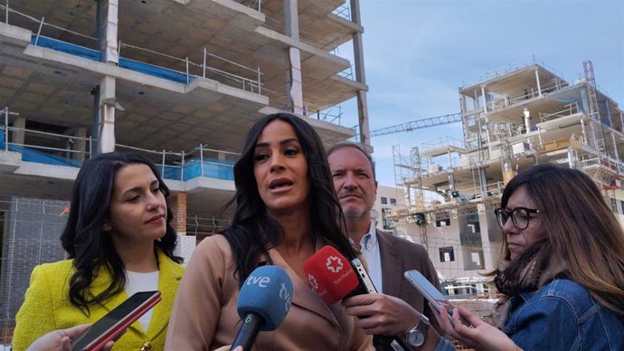 La candidata de Ciudadanos (Cs) a la Alcaldía, Begoña Villacís, acompañada del responsable de Urbanismo de su candidatura, Mariano Fuentes, y de la portavoz en el Congreso, Inés Arrimadas, visitan una nueva promoción de viviendas en el Cañaveral.