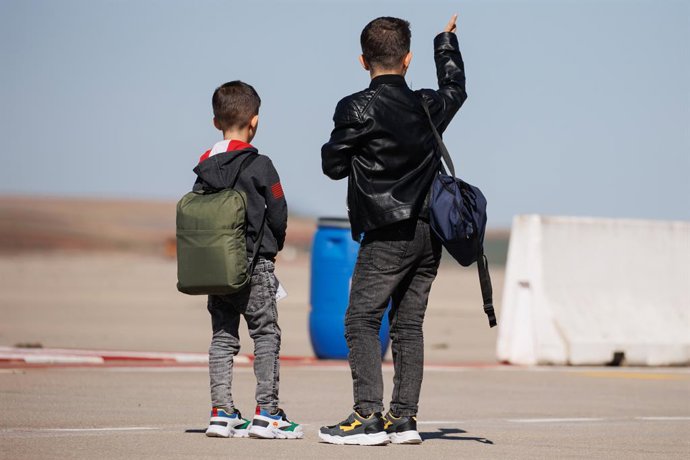 Archivo - Dos nens d'un grup de refugiats que van arribar a Madrid.