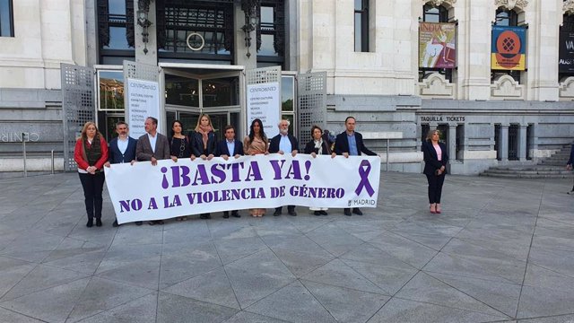 Minuto de silencio por el asesinato de una mujer, presuntamente por violencia de género en Móstoles, frente al Ayuntamiento de Madrid, a 17 de mayo de 2023, en Madrid (España).