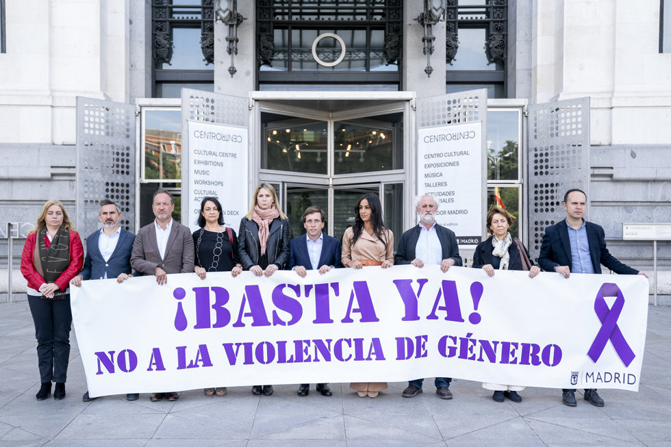 Minuto de silencio por el asesinato de una mujer, presuntamente por violencia de género en Móstoles, frente al Ayuntamiento de Madrid, a 17 de mayo de 2023, en Madrid (España).