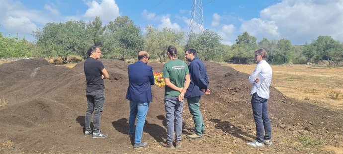 Visita del conseller de Medio Ambiente y Territorio, Miquel Mir, para conocer el proyecto de vermicompostaje en la finca de Puntiró.