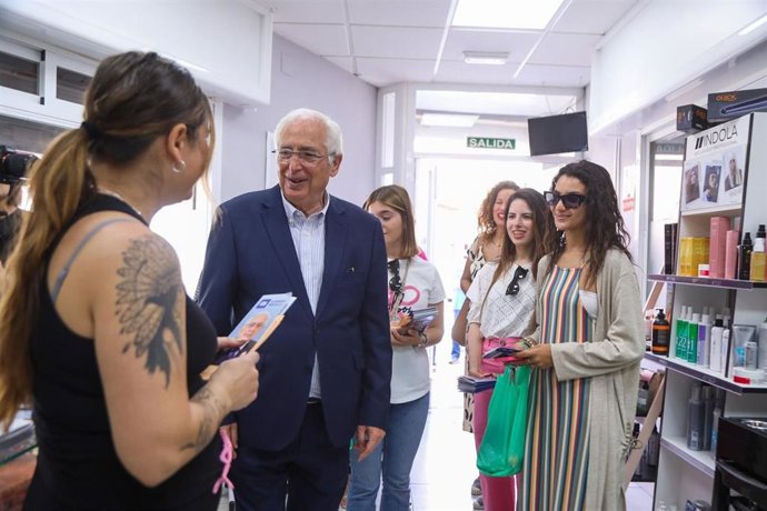 El presidente del PP de Melilla de campaña electoral en la ciudad