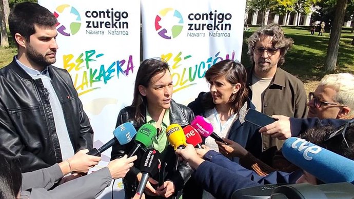 La candidata de Contigo Navarra a la Presidencia del Gobierno foral, Begoña Alfaro, junto a otros integrantes de la lista de la coalición