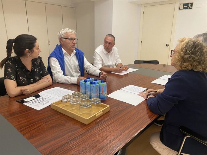 El alcalde de Valncia y candidato de Compromís a la reelección, Joan Ribó, y el candidato de esta formación a la Presidencia de la Generalitat, Joan Baldoví, en la reunión con representantes del Colegio de Psicólogos.