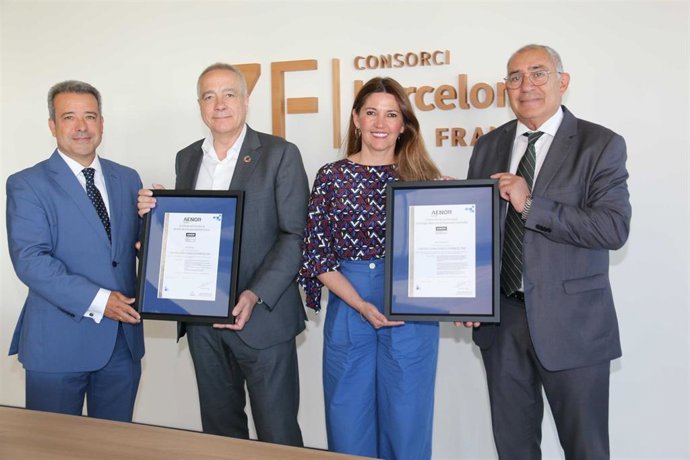 Momento de la entrega de los dos certificados