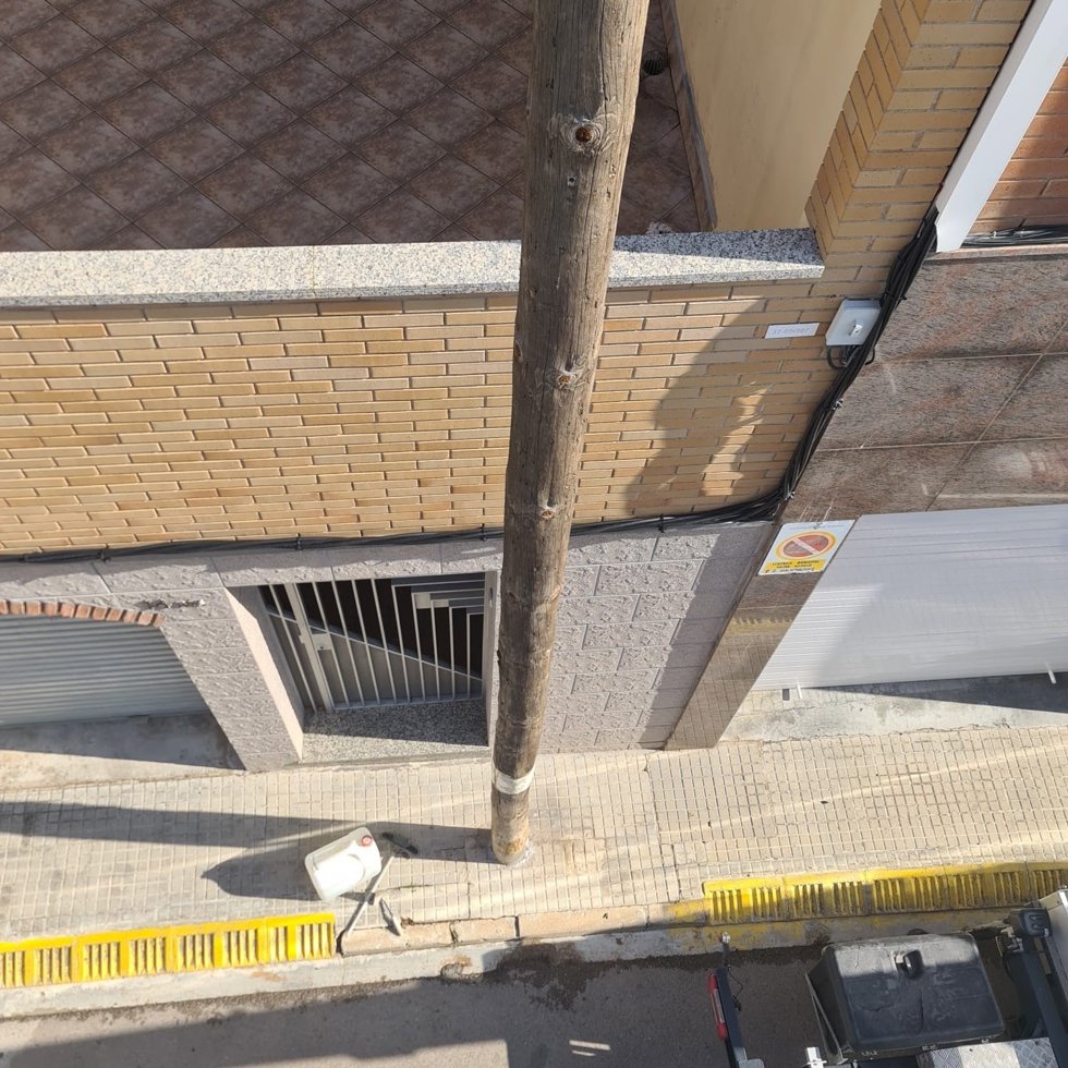 Uno de los palos de madera retirados de la calle Bilbao de Terrassa (Barcelona)