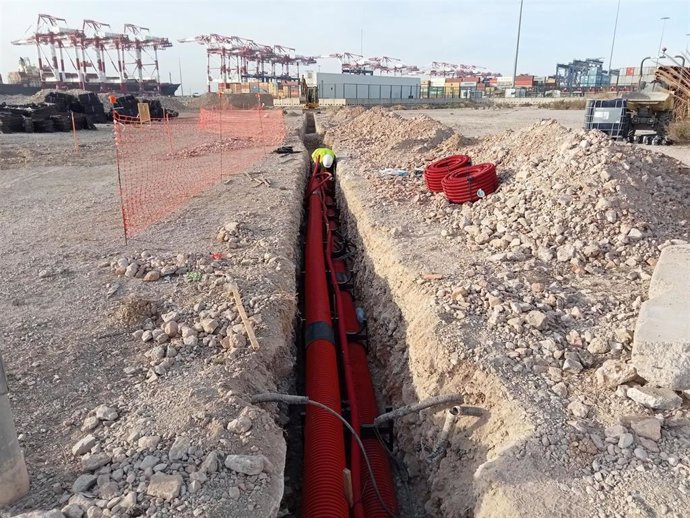 Obras para hacer llegar la red eléctrica a la terminal Hutchison Ports Best.