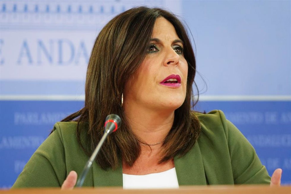La portavoz del grupo parlamentario PSOE-A, Ángeles Férriz, durante la rueda de prensa. A 17 de mayo de 2023, en Sevilla (Andalucía, España). Los portavoces de los grupos políticos comparecen de forma periódica en rueda de prensa previas al Pleno del Pa
