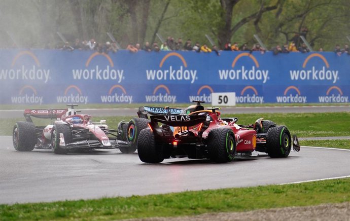 Archivo - 24 April 2022, Italy, Imola: Spanish F1 driver Carlos Sainz of Team Ferrari collides with Daniel Ricciardo of team McLaren during the Emilia Romagna Formula One Grand Prix at the Autodromo Internazionale Enzo e Dino Ferrari circuit. Photo: Dav