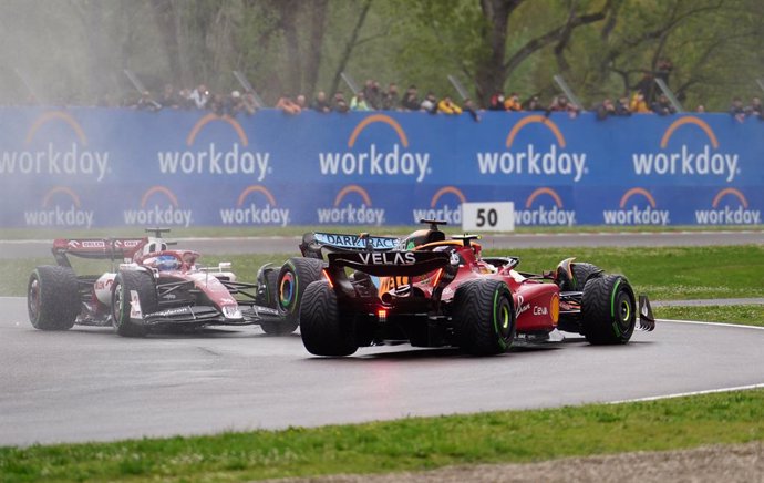 Archivo - 24 April 2022, Italy, Imola: Spanish F1 driver Carlos Sainz of Team Ferrari collides with Daniel Ricciardo of team McLaren during the Emilia Romagna Formula One Grand Prix at the Autodromo Internazionale Enzo e Dino Ferrari circuit. Photo: Dav