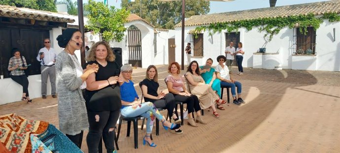 Siete empresarias de la Red Astarté de Diputación comparten su experiencia con temporeras marroquíes.