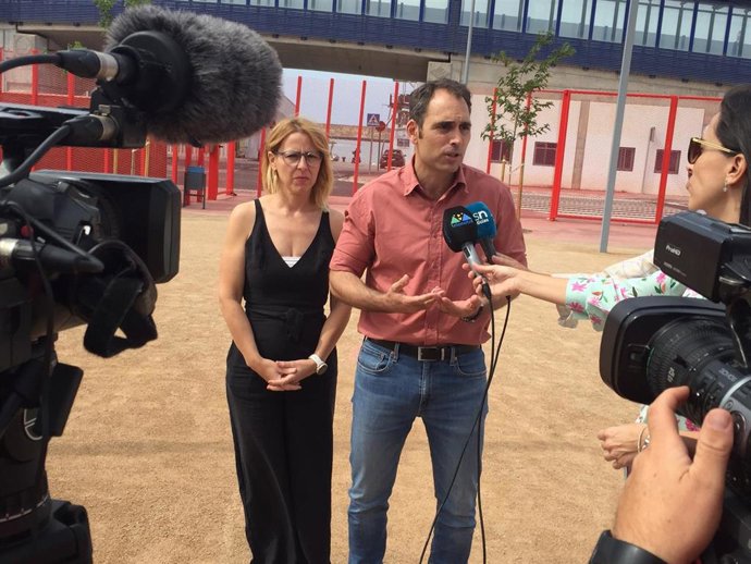 El coordinador andaluz de Izquierda Unida, Toni Valero, atiende a los medios en Motril (Granada).